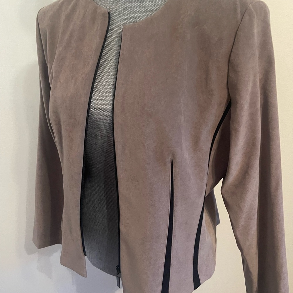 Positive Attitude Women's Taupe Suede Collarless Jacket. Size 14 - Picture 5 of 15